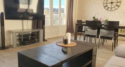 Clock apartment near quai de Seine and di center