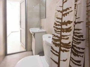 Asciugacapelli, asciugamani, sapone, shampoo
