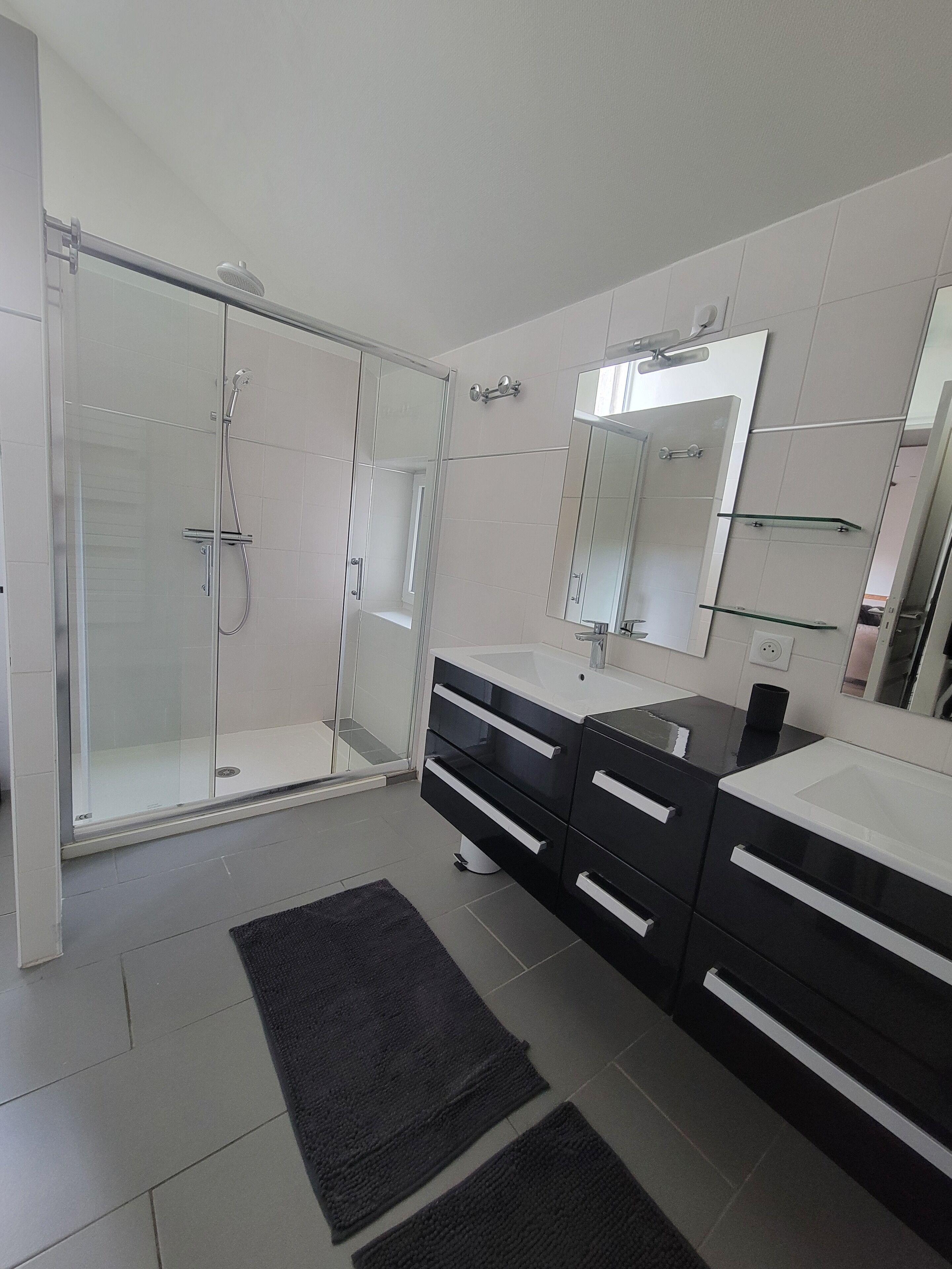 Douche, séchoir à cheveux, serviettes fournies, papier de toilette