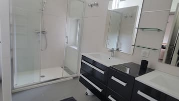 Douche, sèche-cheveux, serviettes fournies, papier toilette