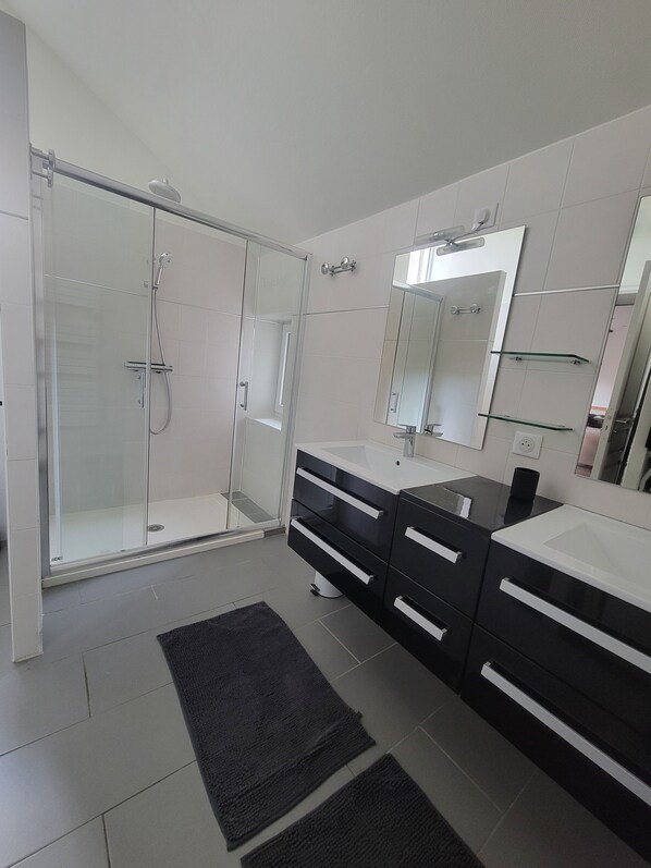 Dusche, Haartrockner, HandtĂŒcher, Toilettenpapier