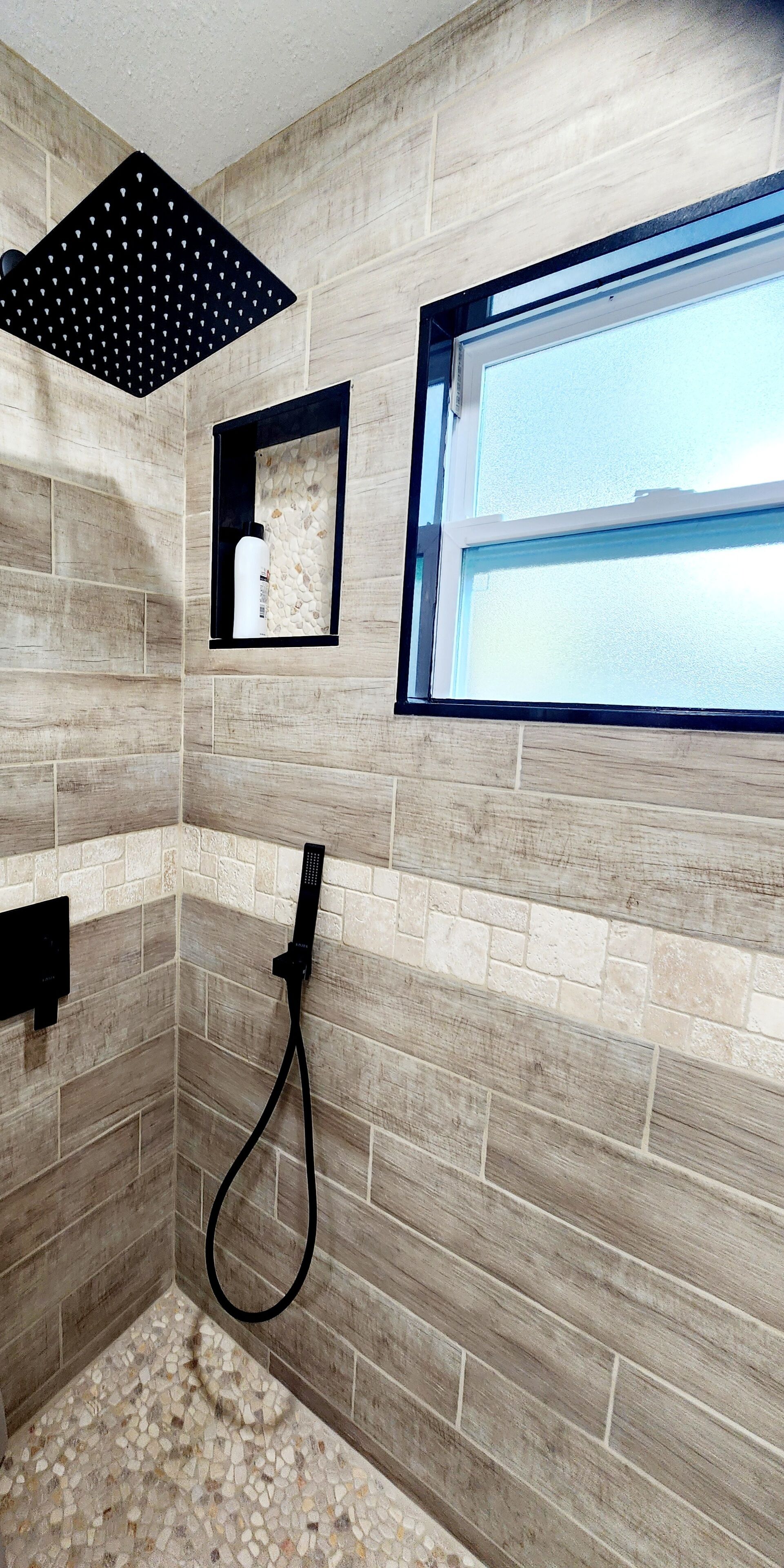 Douche, séchoir à cheveux, serviettes fournies, savon