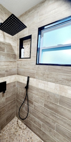 Shower, hair dryer, towels, soap. Toria Suites 920