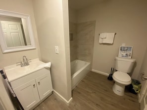 Towels, toilet paper - 5420 Cypress Lakes Cir // Preserve of Texas (Cleveland)