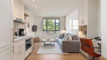 Refrigerador, microondas, horno y parrilla de estufa