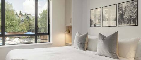 Een strijkplank/strijkijzer, wifi, beddengoed