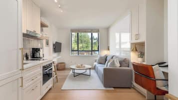 Jääkaappi, mikroaaltouuni, uuni, liesi