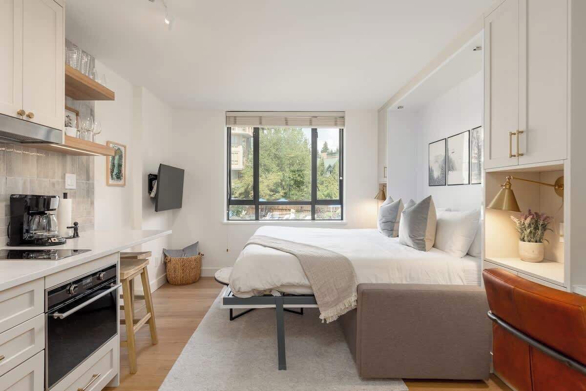 Tabla de planchar con plancha, wifi y ropa de cama 