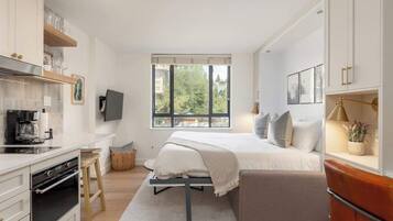 Tabla de planchar con plancha, wifi y ropa de cama