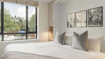 Tabla de planchar con plancha, wifi y ropa de cama