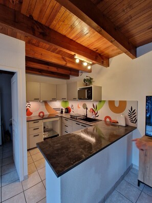 Refrigerador, microondas, horno y parrilla de estufa