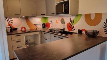 Réfrigérateur, micro-ondes, four, plaque de cuisson