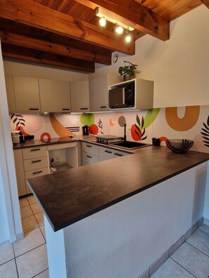 Een koelkast, een microgolfoven, een oven, een kookplaat