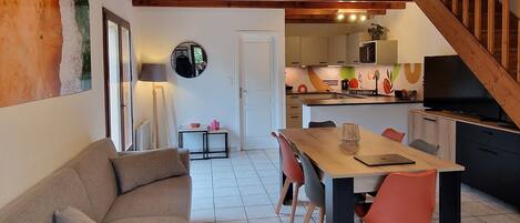 Fernseher, DVD-Player, Bücher