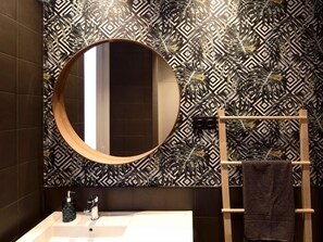 吹风机、毛巾、肥皂、洗发水