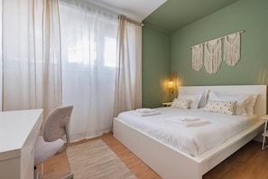 3 bedrooms, iron/ironing board, internet, bed sheets