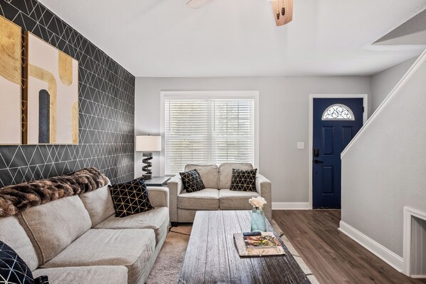 Smart TV, table football, books, printers - Bubbly Chateau in Park Circle Perfect for Travelers that want to Socialize (North Charleston)