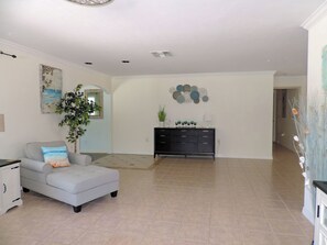 Interior - 4-bedroom house in brilliant Naples with AC, WiFi (Naples)