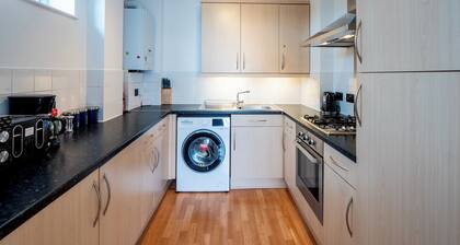 Stylish 2-Bedroom Apartment Near New Malden Station