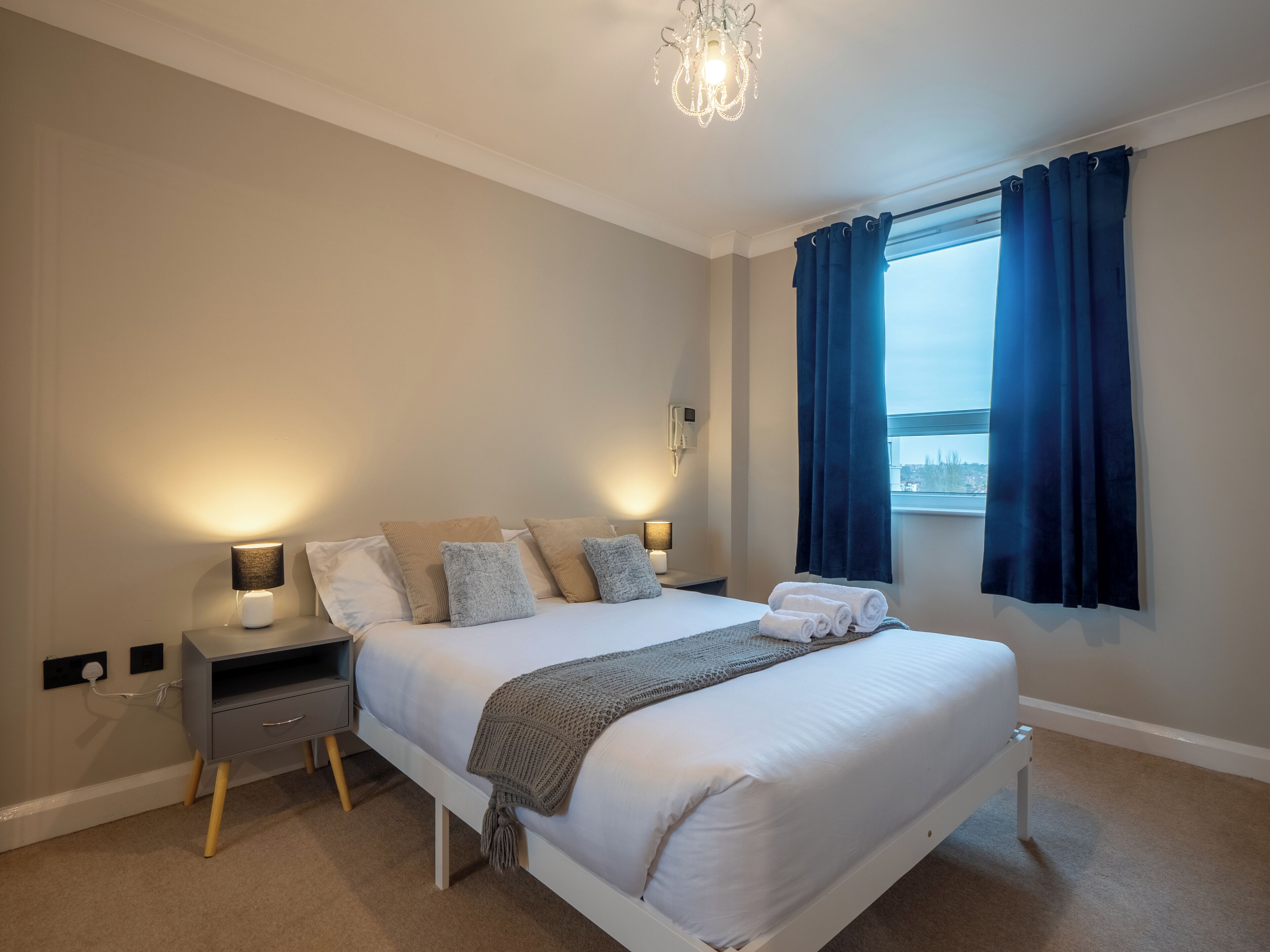 2 間睡房、書桌、熨斗/熨衫板、可攜式嬰兒床