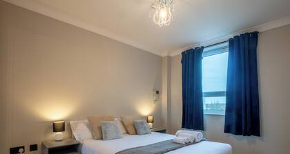 Stylish 2-Bedroom Apartment Near New Malden Station