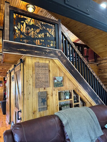 3-bedroom 2.5 bath Log Cabin in beautiful Hillsboro. Near Rocky Fork Lake.