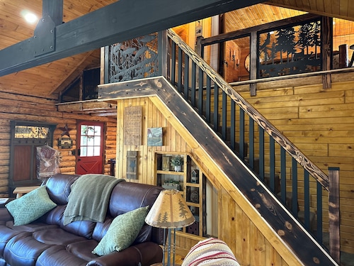 3-bedroom 2.5 bath Log Lodge in beautiful Hillsboro. Near Rocky Fork Lake.