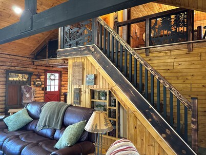 3-bedroom 2.5 bath Log Lodge in beautiful Hillsboro. Near Rocky Fork Lake.