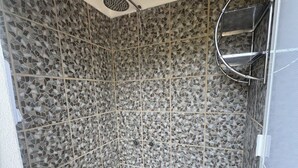 A shower with mosaic tile walls and a metal shower head. - Glamping in Quimixto 5 minutes from the beach (Quimixto)
