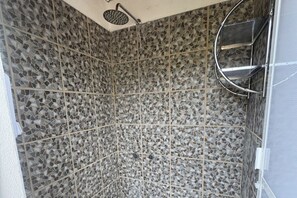 Haartrockner, Handtücher, Seife, Toilettenpapier