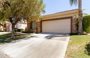 Property grounds - Two Resort Style Homes Steps from Each Other, 6 Bedrooms, Pool, Hot Tub, Misters (Cathedral city)