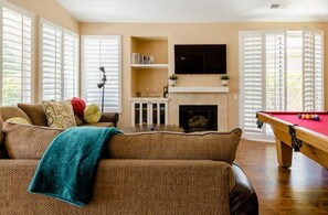 Een televisie en een open haard