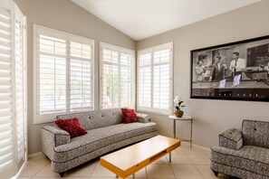 Een televisie en een open haard