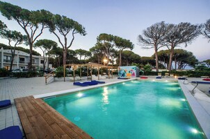 Una piscina al aire libre de temporada, sombrillas