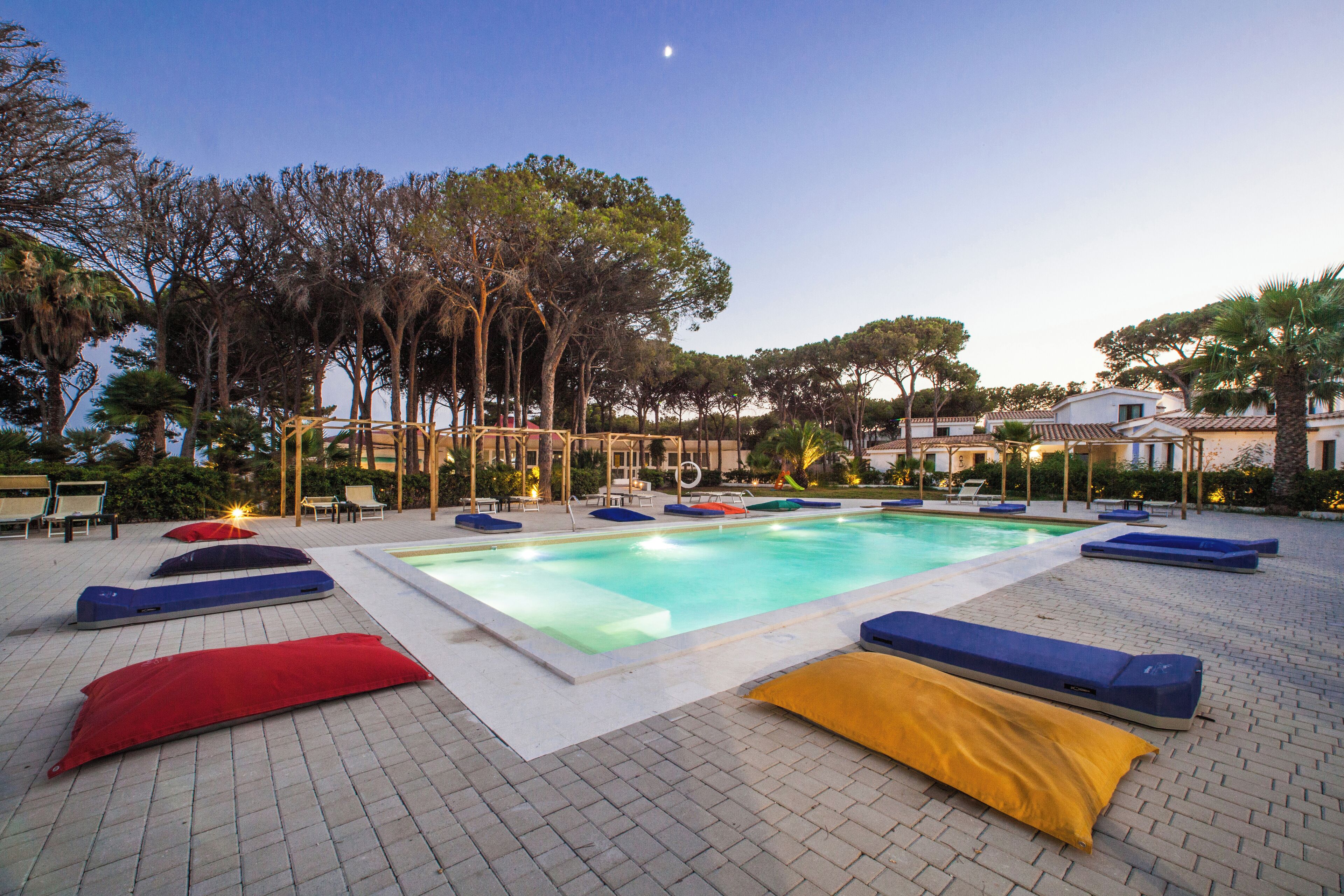 Una piscina al aire libre de temporada, sombrillas
