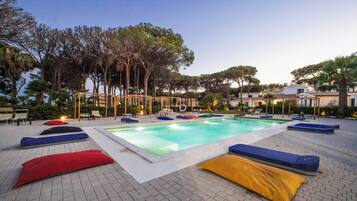 Una piscina al aire libre de temporada, sombrillas