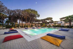 Seasonal outdoor pool, pool umbrellas, sun loungers - New Barcavela (Santa Margherita di Pula)