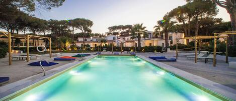 Seasonal outdoor pool, pool umbrellas, sun loungers
