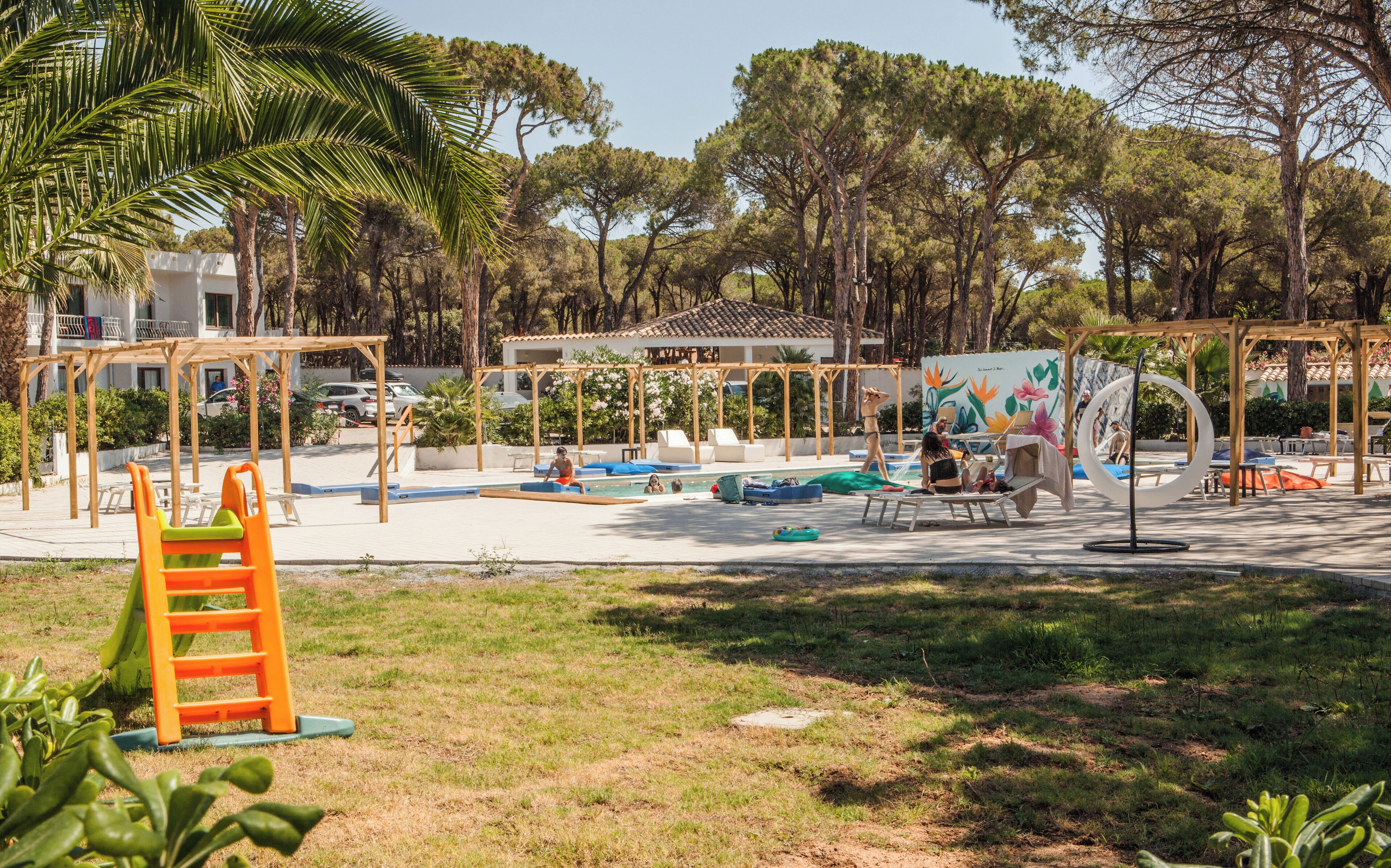 Un parc doté d’une piscine, d’aires de jeux en bois et d’un espace de repos abrité.