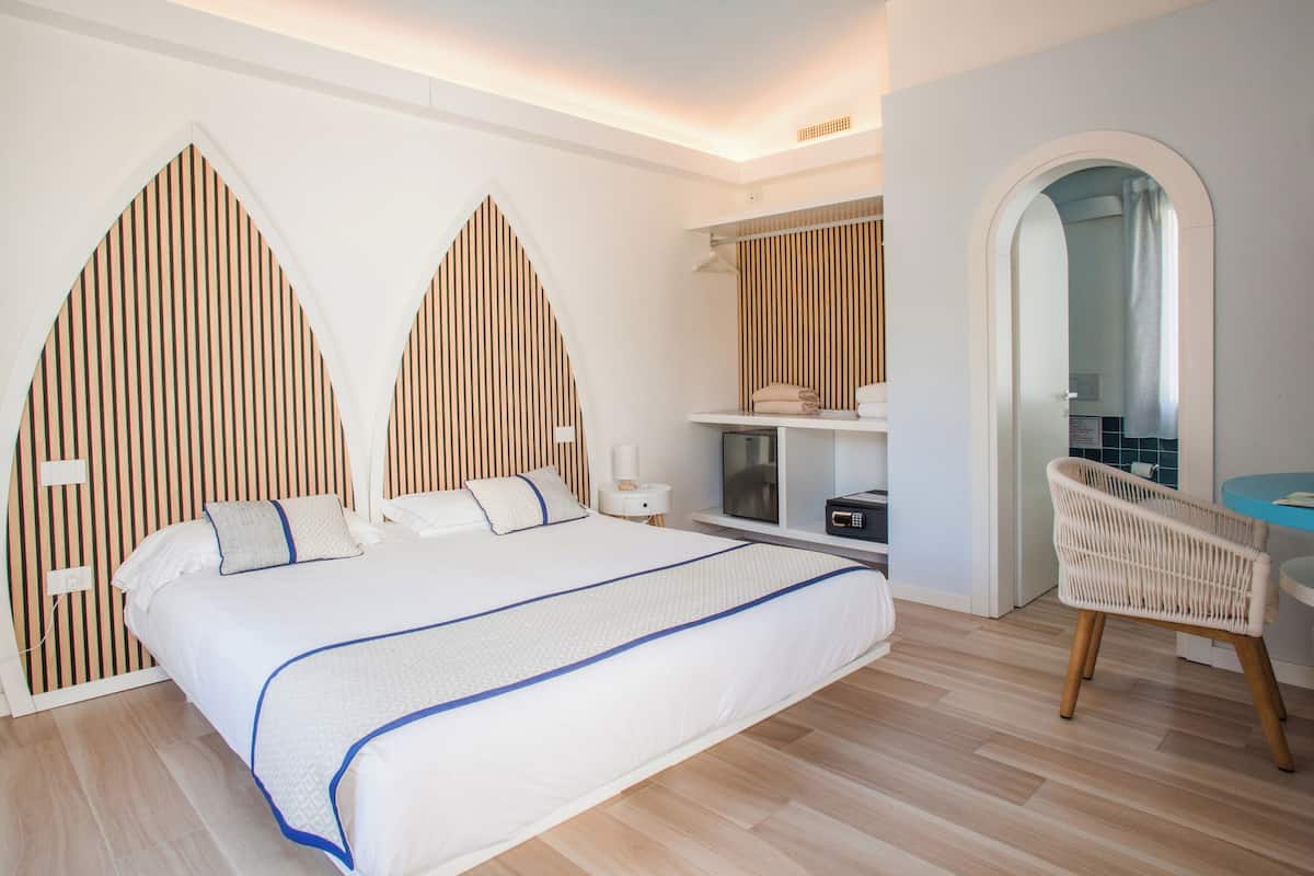 Family Suite, 2 Queen Beds, Sea View | In-room safe, WiFi (free)