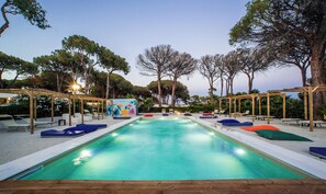 季节性开放的室外游泳池，池畔遮阳伞，日光浴躺椅