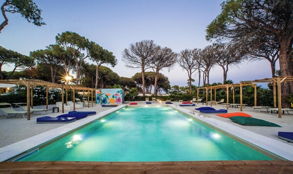A swimming pool with lounge chairs and a wooden pergola. - New Barcavela (Santa Margherita di Pula)