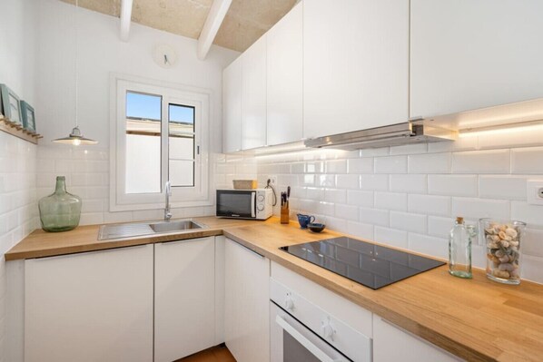 Kühlschrank, Mikrowelle, Ofen, Geschirrspüler