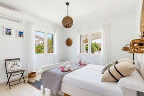 3 bedrooms, iron/ironing board, WiFi, bed sheets