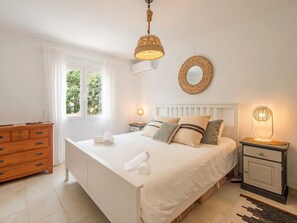 3 chambres, fer et planche à repasser, Wi-Fi, draps fournis