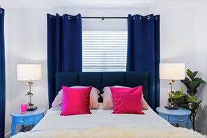 2 bedrooms, desk, iron/ironing board, travel cot - Stylish & Lux Stay, Walk to Top Eats & Pickleball (Austin)