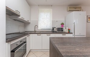 Réfrigérateur, four, lave-vaisselle, cafetière/bouilloire