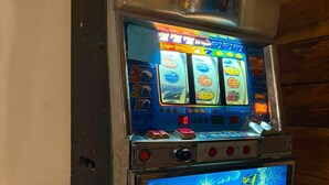 Ein Spielautomat mit einem 'Surftop'-Schild und einem einzelnen Bonus-Symbol.