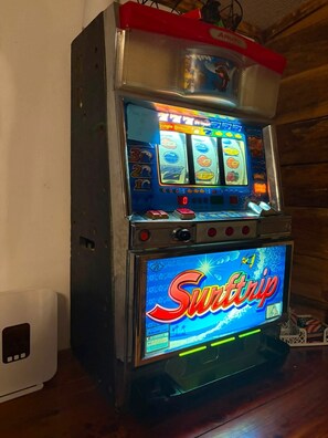 A slot machine with a 'Surftop' sign and a single bonus symbol. - Charming waterfront getaway Along Harmon Creek (Huntsville)