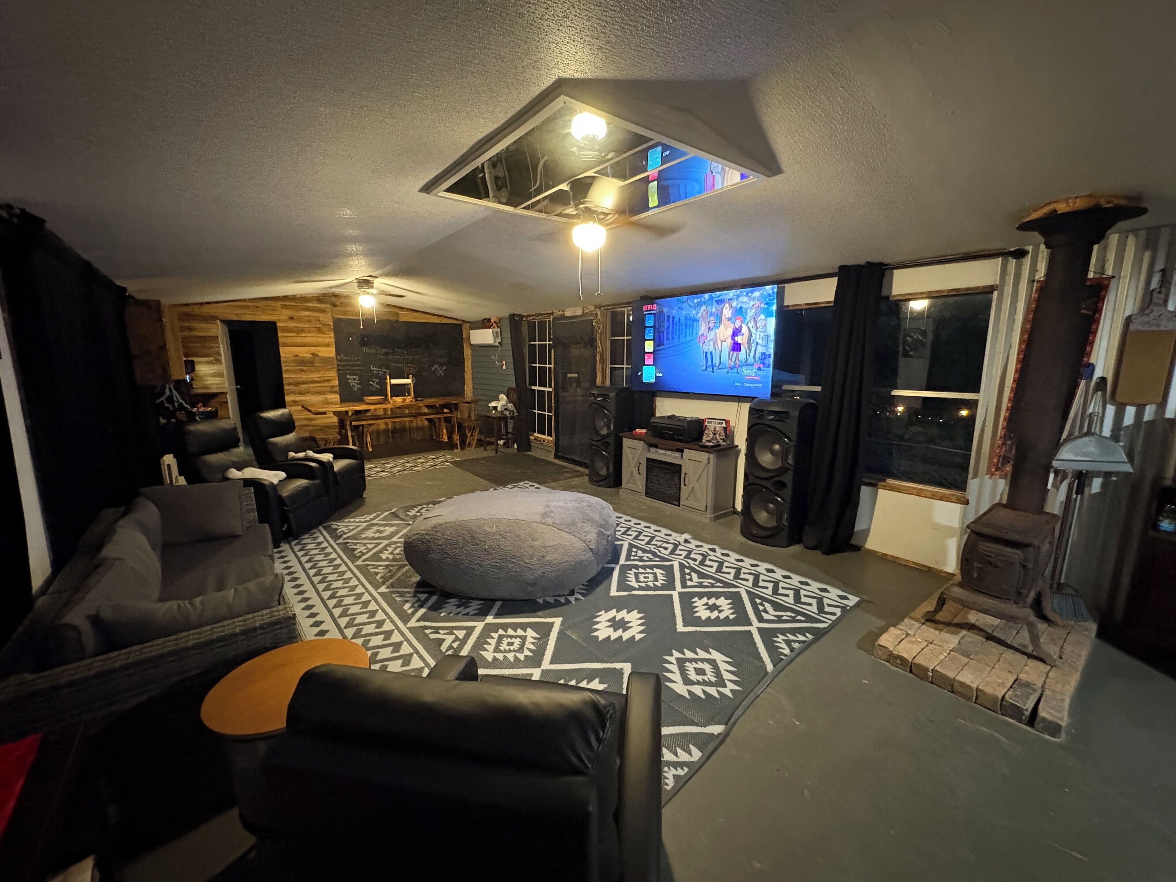 Smart TV, fireplace